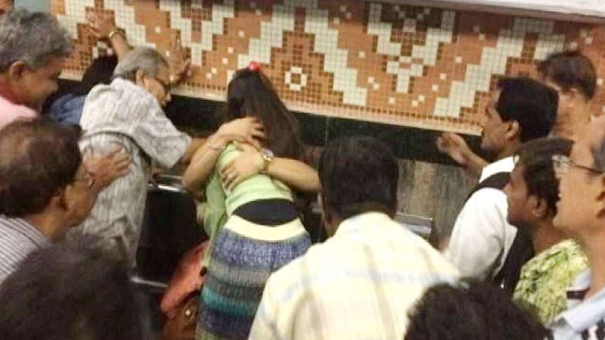 Kolkata couple thrashed in Metro premises for hugging, standing close Kolkata couple thrashed in Metro premises for hugging, standing close