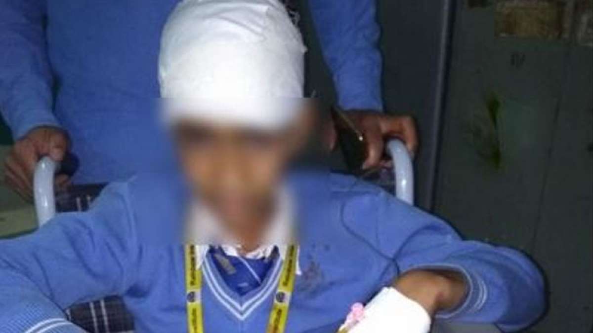 Stone pelting on school bus with 50 students in Kashmir Stone pelting on school bus with 50 students in Kashmir