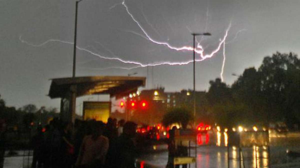 Massive thunderstorm warning in Delhi Massive thunderstorm warning in Delhi