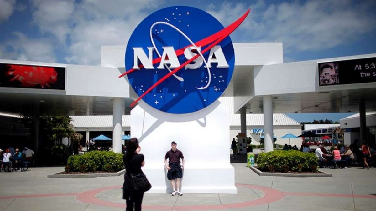 NASA exoplanet hunter swings by Moon, clicks first image NASA exoplanet hunter swings by Moon, clicks first image
