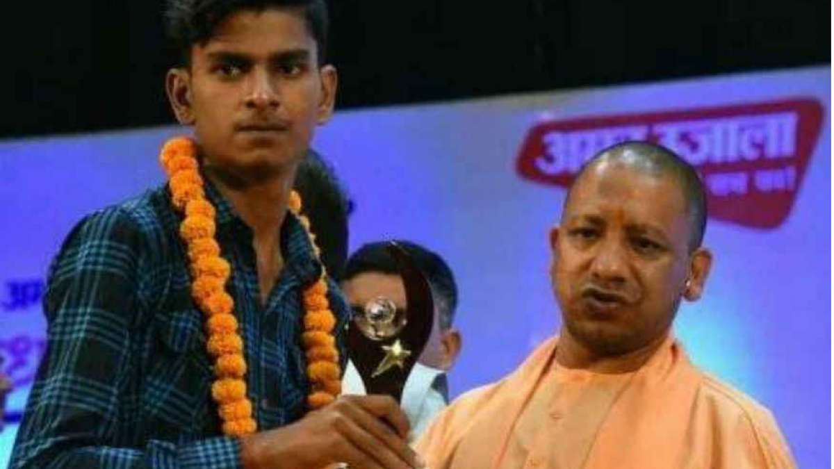 CM Yogi Adityanath presented him a cheque of Rs 1 lakh for his hard work and achievement. CM Yogi Adityanath presented him a cheque of Rs 1 lakh for his hard work and achievement.