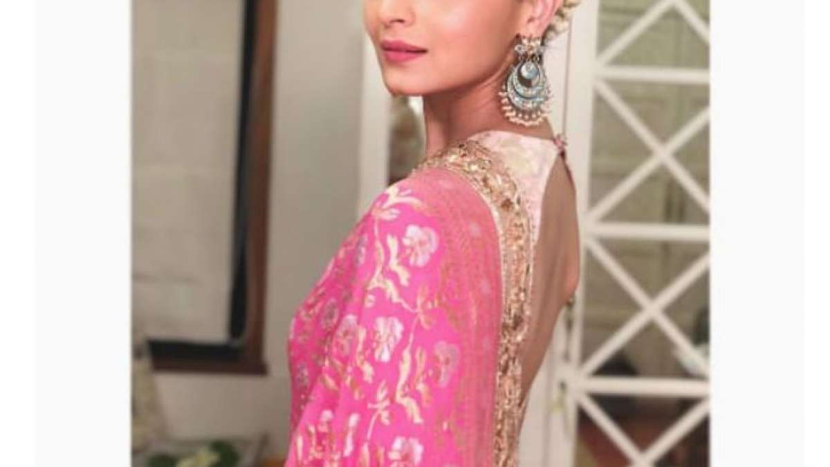 Alia Bhatt shares a picture of herself which gets over 12 lakh 'likes' in a little over half a day. Alia Bhatt shares a picture of herself which gets over 12 lakh 'likes' in a little over half a day.