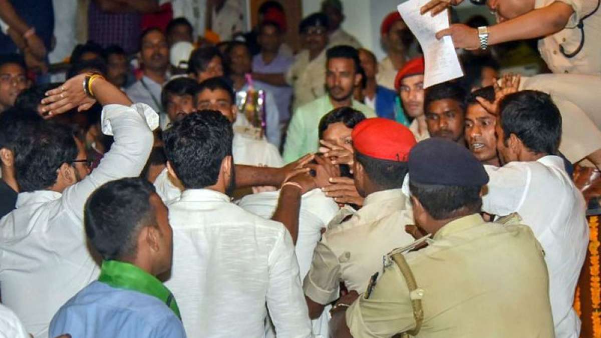Youth throws slipper at Nitish Kumar in Patna Youth throws slipper at Nitish Kumar in Patna