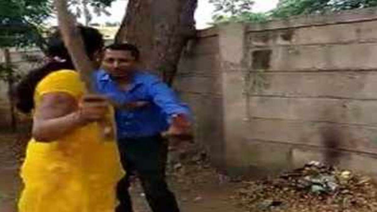 Woman thrashes bank manager for alleged sex abuse in Karnataka Woman thrashes bank manager for alleged sex abuse in Karnataka