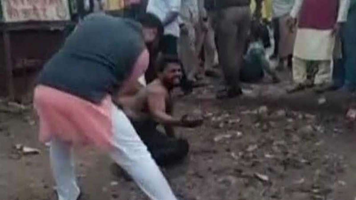 AAP legislator's aide Saurabh Jha beats man mercilessly in front of cops AAP legislator's aide Saurabh Jha beats man mercilessly in front of cops