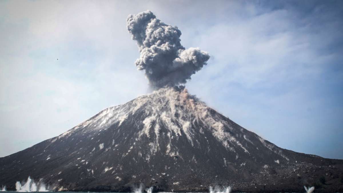 Indonesia: 'Volcano tsunami' kills 43, over 600 injured Indonesia: 'Volcano tsunami' kills 43, over 600 injured