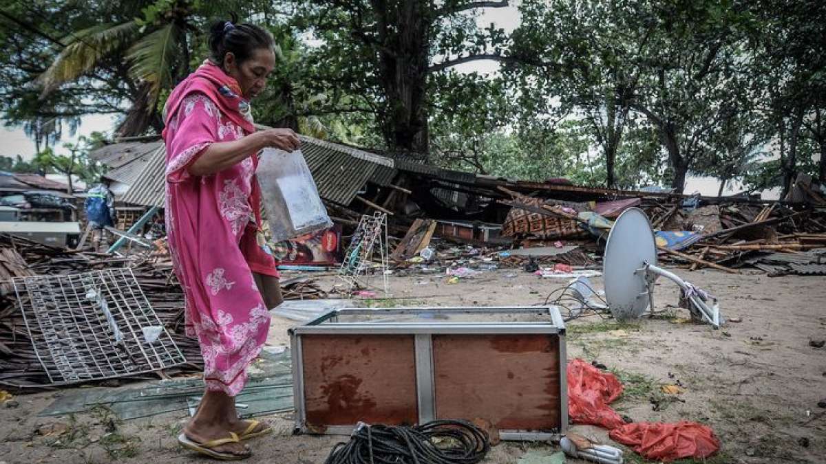 Fears of new Indonesia tsunami as Anak Krakatau volcano seethes Fears of new Indonesia tsunami as Anak Krakatau volcano seethes