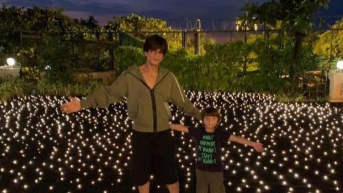 Gauri Khan treats fans with Shah Rukh Khan, AbRam in iconic SRK pose Gauri Khan treats fans with Shah Rukh Khan, AbRam in iconic SRK pose