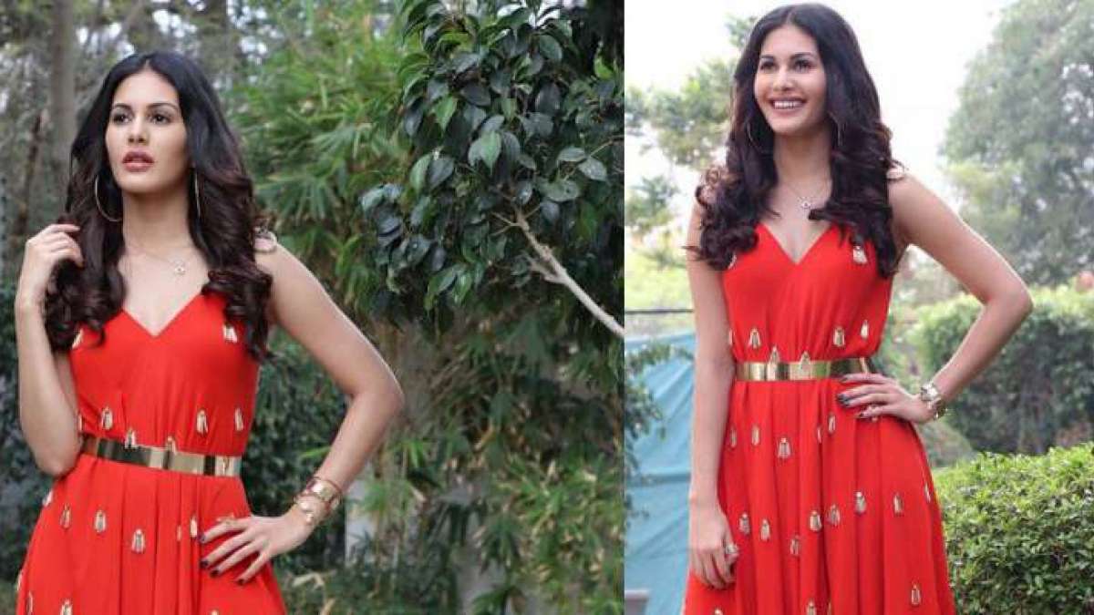 Amyra Dastur turns Santa for her make up artist Amyra Dastur turns Santa for her make up artist