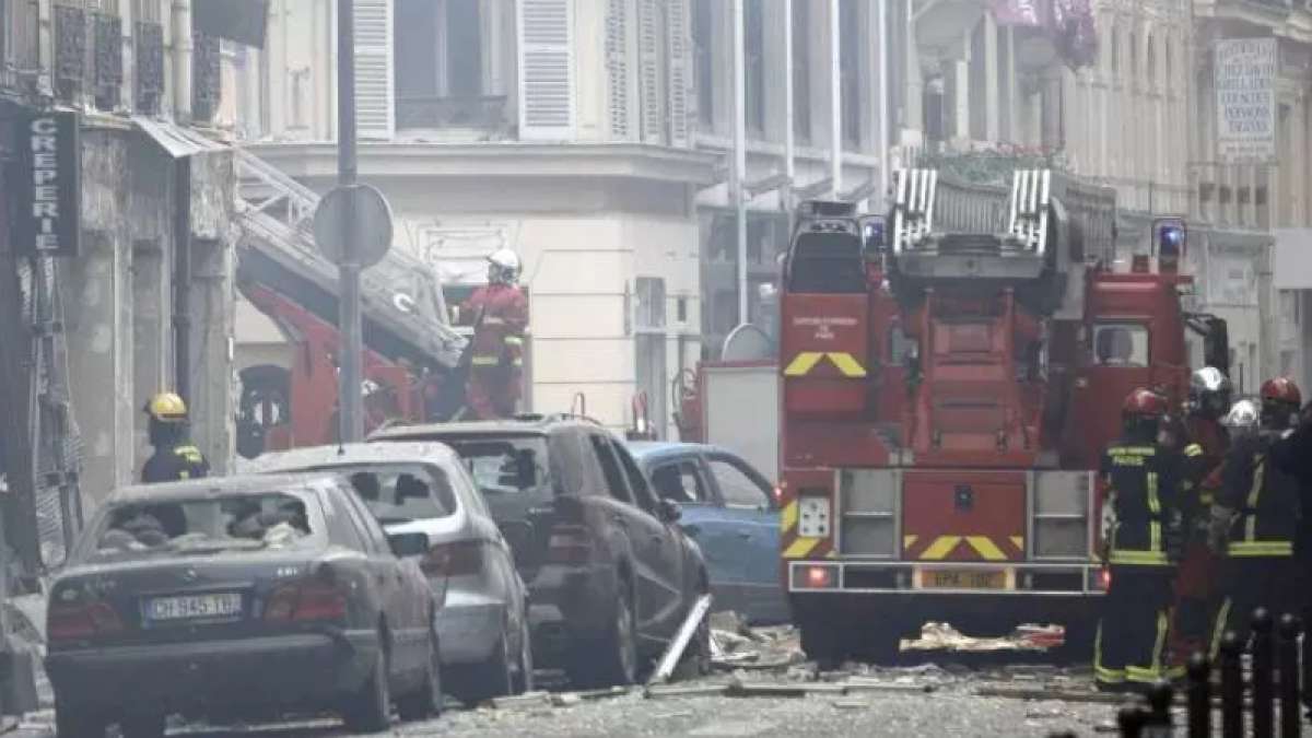 Gas explosion at Paris bakery kills at least 4 Gas explosion at Paris bakery kills at least 4
