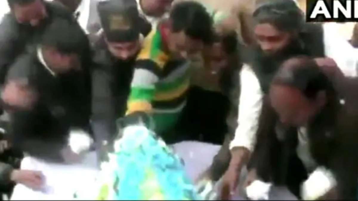 Mayawati Birthday Celebration: BSP supporters loot 63-kg cake - Watch video Mayawati Birthday Celebration: BSP supporters loot 63-kg cake - Watch video