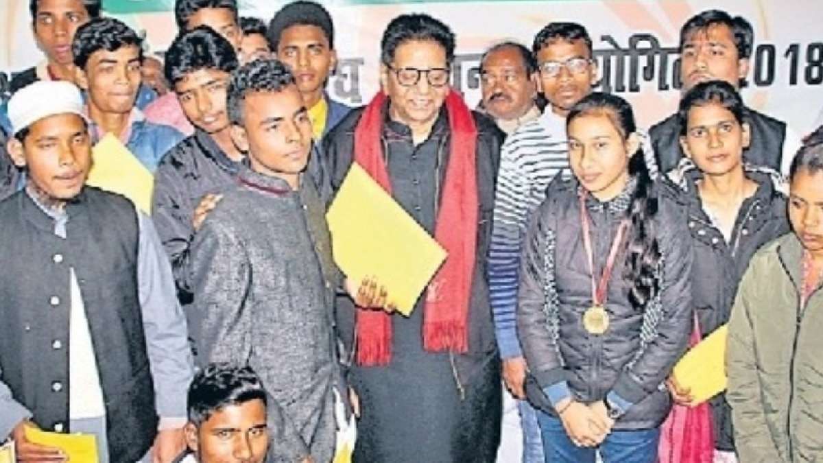 Aspiring students from Bihar felicitated for writing excellent essays on Atalji Aspiring students from Bihar felicitated for writing excellent essays on Atalji