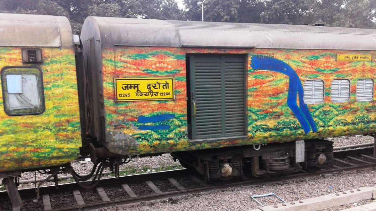 Armed gunmen loot passengers in two coaches of Jammu-Delhi Duronto Express Armed gunmen loot passengers in two coaches of Jammu-Delhi Duronto Express