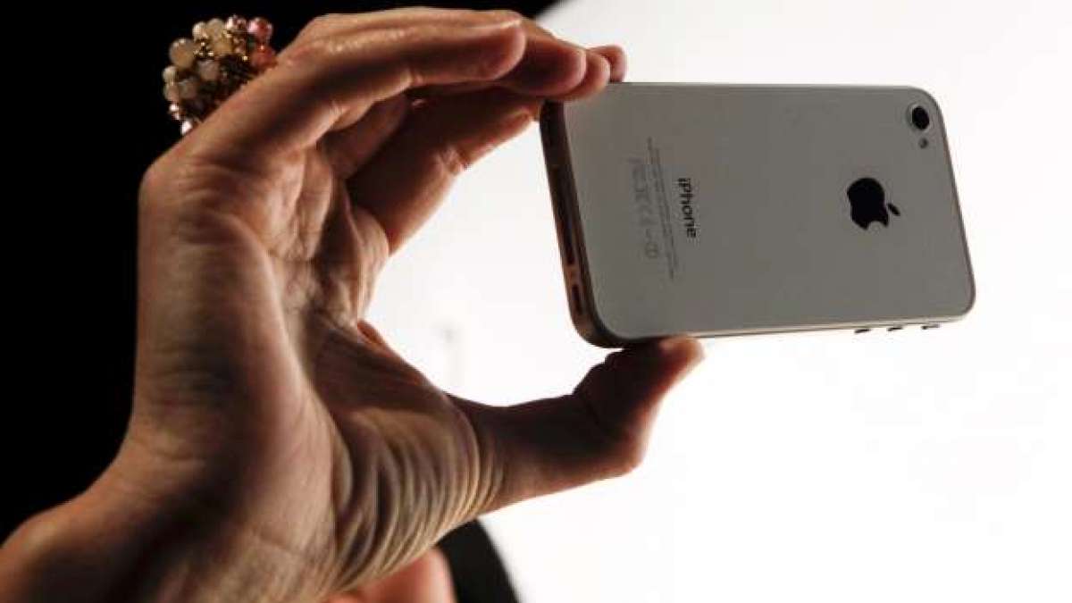 Apple likely to cut iPhone prices to boost falling sales Apple likely to cut iPhone prices to boost falling sales