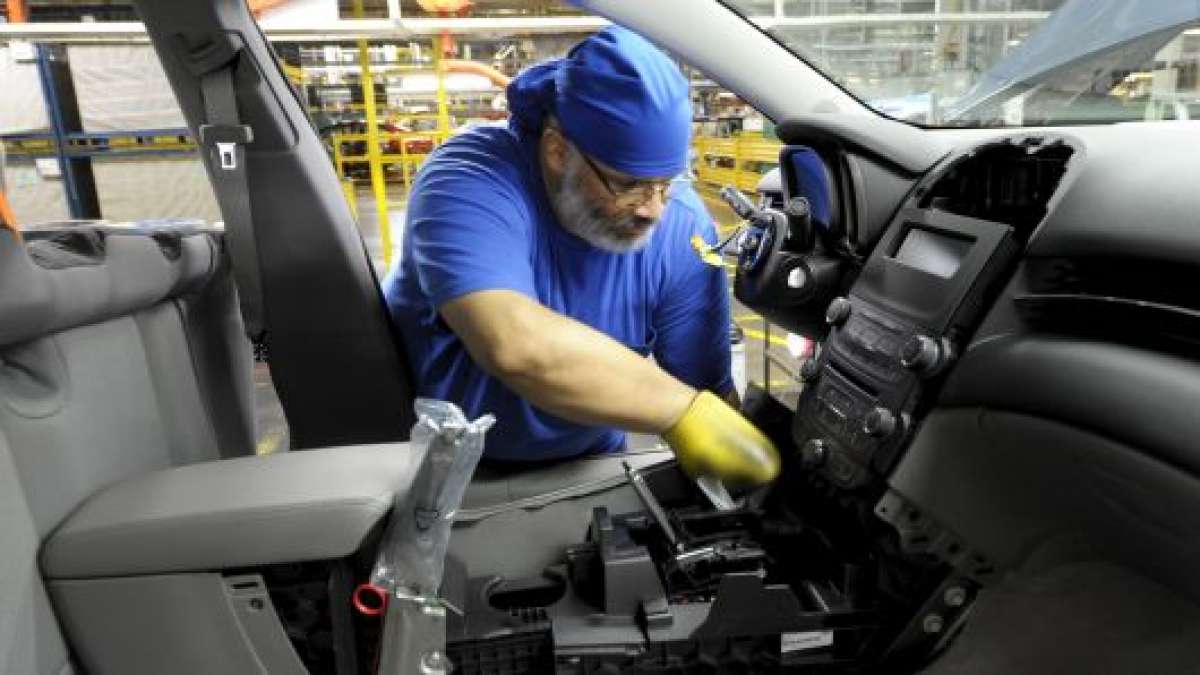 High interest cost continues to dampen automobile sales High interest cost continues to dampen automobile sales