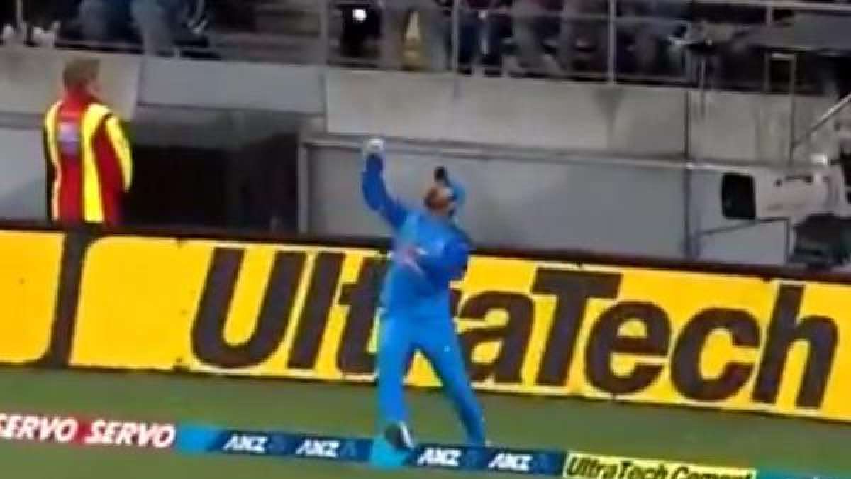 India vs NZ 1st T20: Dinesh Karthik's incredible catch at the boundary (Watch Video) India vs NZ 1st T20: Dinesh Karthik's incredible catch at the boundary (Watch Video)
