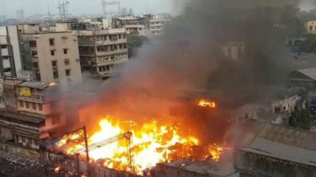 Fire breaks out in Delhi slum, over 200 huts gutted Fire breaks out in Delhi slum, over 200 huts gutted
