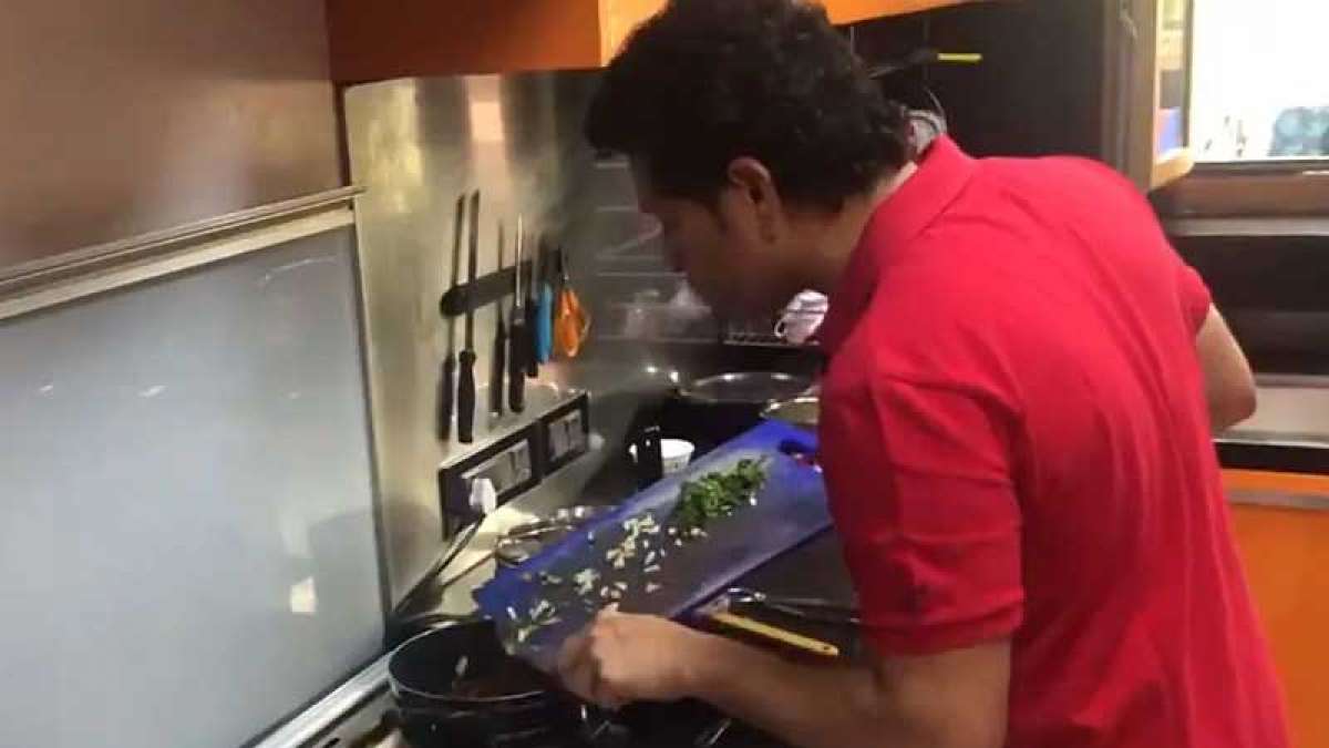 Watch: Sachin Tendulkar 'awwdorably' cooking food for mother on International Women's Day Watch: Sachin Tendulkar 'awwdorably' cooking food for mother on International Women's Day