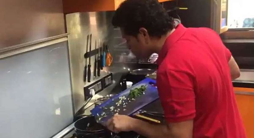 Watch: Sachin Tendulkar 'awwdorably' cooking food for mother on International Women's Day Watch: Sachin Tendulkar 'awwdorably' cooking food for mother on International Women's Day