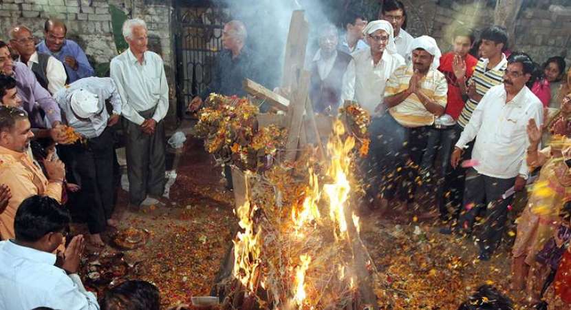 Holika Dahan 2019 Shubh Muhurat, Puja Timings, History Significance & Importance Holika Dahan 2019 Shubh Muhurat, Puja Timings, History Significance & Importance