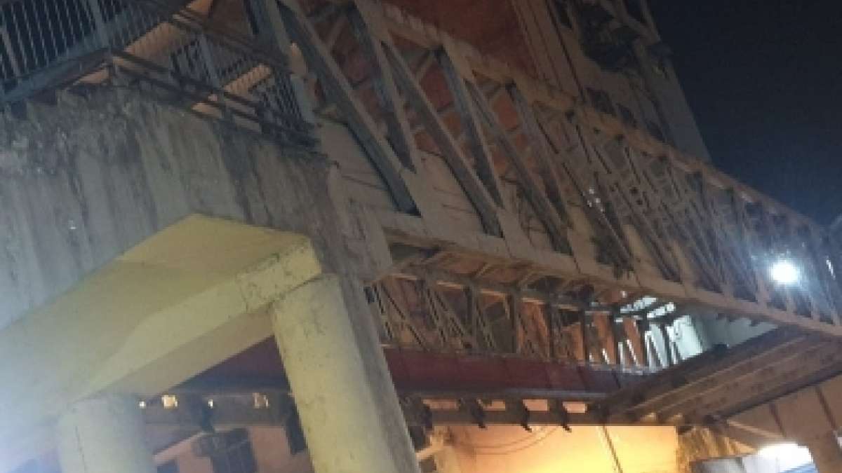 Mumbai CST footover bridge collapse: Two dead, Many injured; traffic disrupted | Watch Video Mumbai CST footover bridge collapse: Two dead, Many injured; traffic disrupted | Watch Video