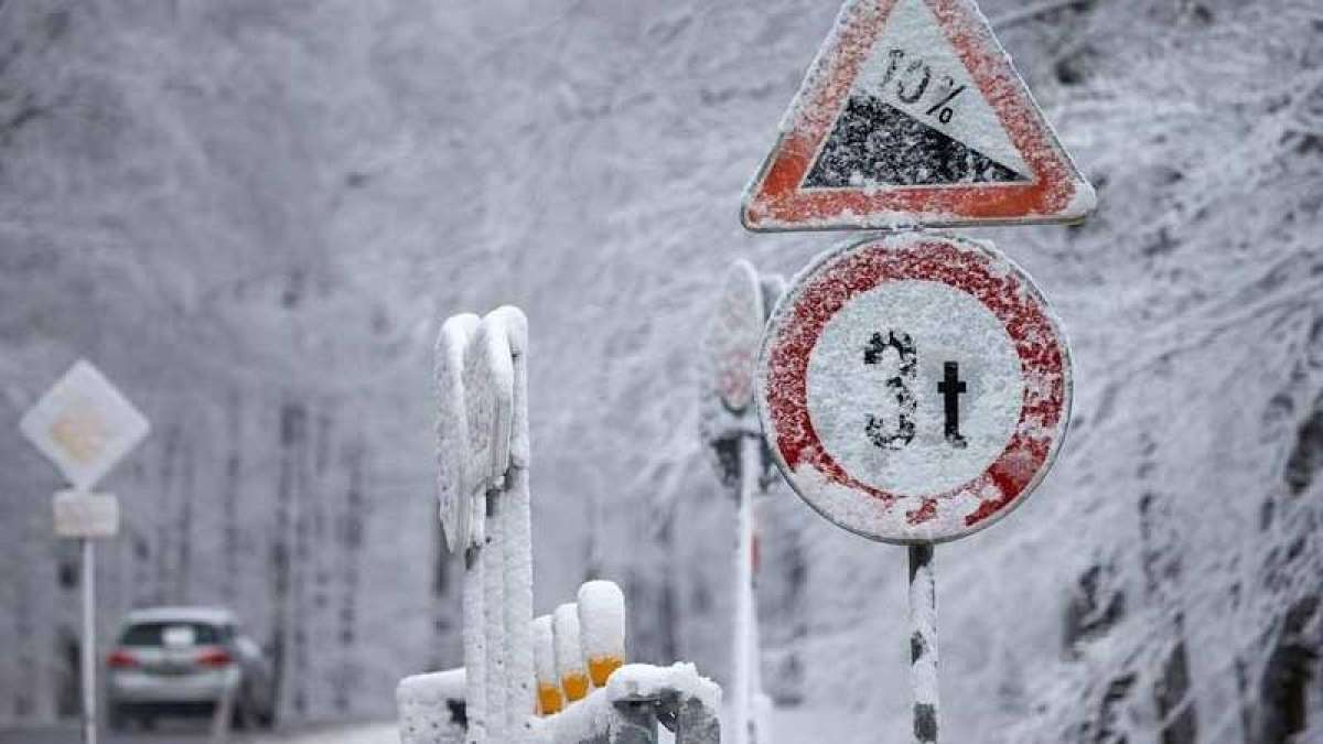 Over 1300 flights cancelled as 'bomb cyclone' hits the US Over 1300 flights cancelled as 'bomb cyclone' hits the US