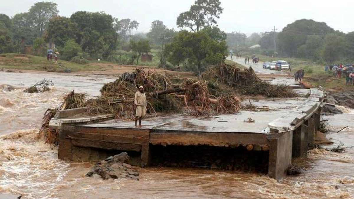 Over 700 killed in Africa cyclone, more flood warning issued Over 700 killed in Africa cyclone, more flood warning issued