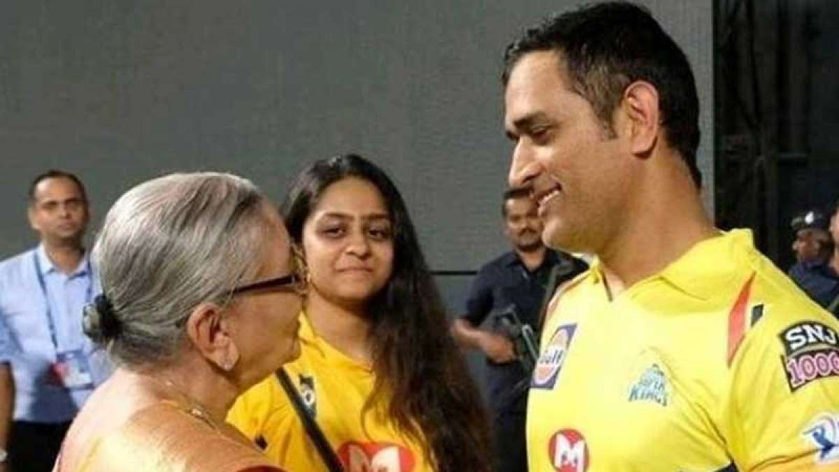 MS Dhoni wins hearts with a heart-warming gesture at Wankhede Stadium MS Dhoni wins hearts with a heart-warming gesture at Wankhede Stadium