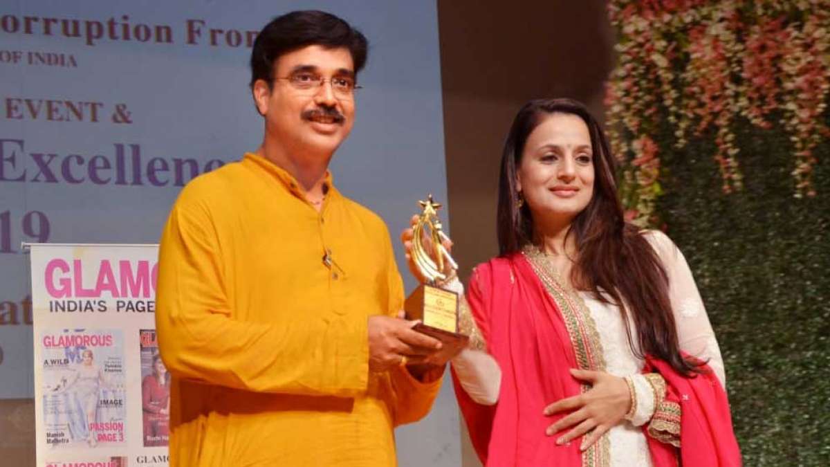 Manoj Kumar bestowed with Supreme Excellency Award 2019 Manoj Kumar bestowed with Supreme Excellency Award 2019