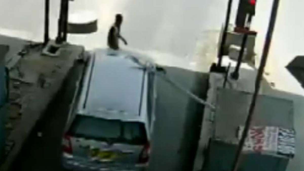'Even cops don't stop me': Innova driver drags tollman on car bonnet for 5 kms 'Even cops don't stop me': Innova driver drags tollman on car bonnet for 5 kms