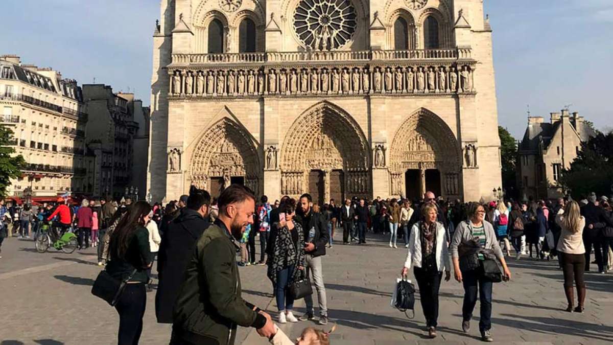 Heart-warming picture of a father-daughter outside Notre-Dame goes viral Heart-warming picture of a father-daughter outside Notre-Dame goes viral