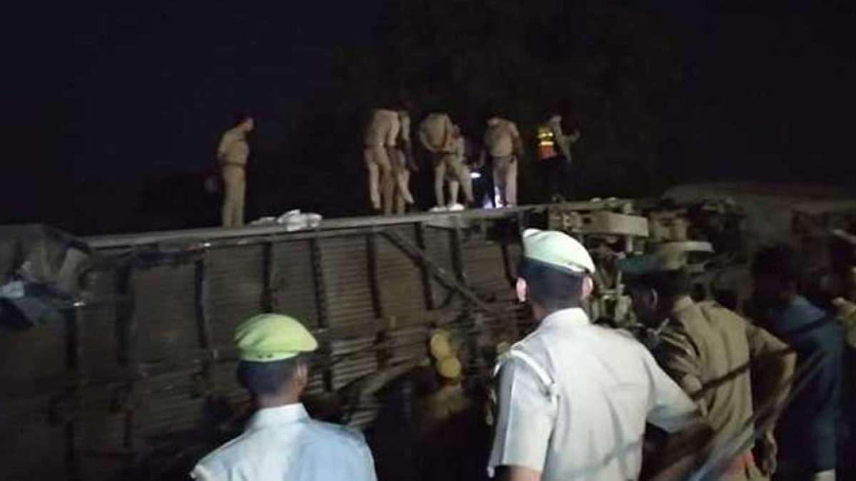 10 coaches of Delhi-bound Poorva Express derail in Kanpur, 5 injured 10 coaches of Delhi-bound Poorva Express derail in Kanpur, 5 injured