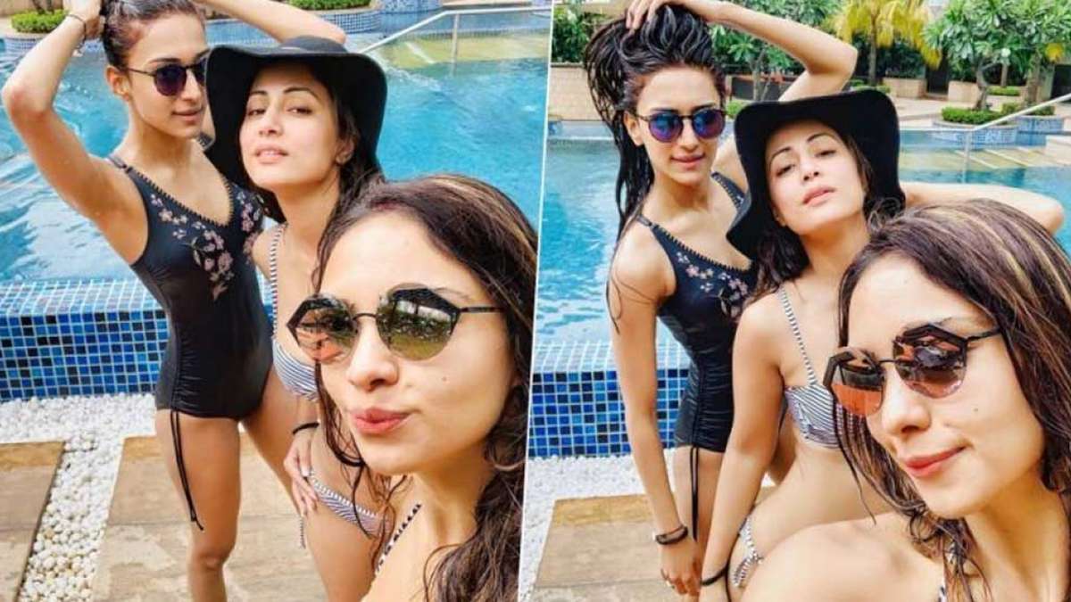 Inside the pool, Hina Khan raises temperature with Pooja Banerjee Inside the pool, Hina Khan raises temperature with Pooja Banerjee