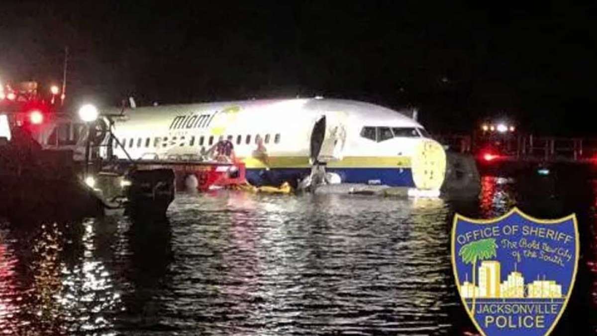 US: Boeing 737 skids off runway, enters into river near Jacksonville US: Boeing 737 skids off runway, enters into river near Jacksonville