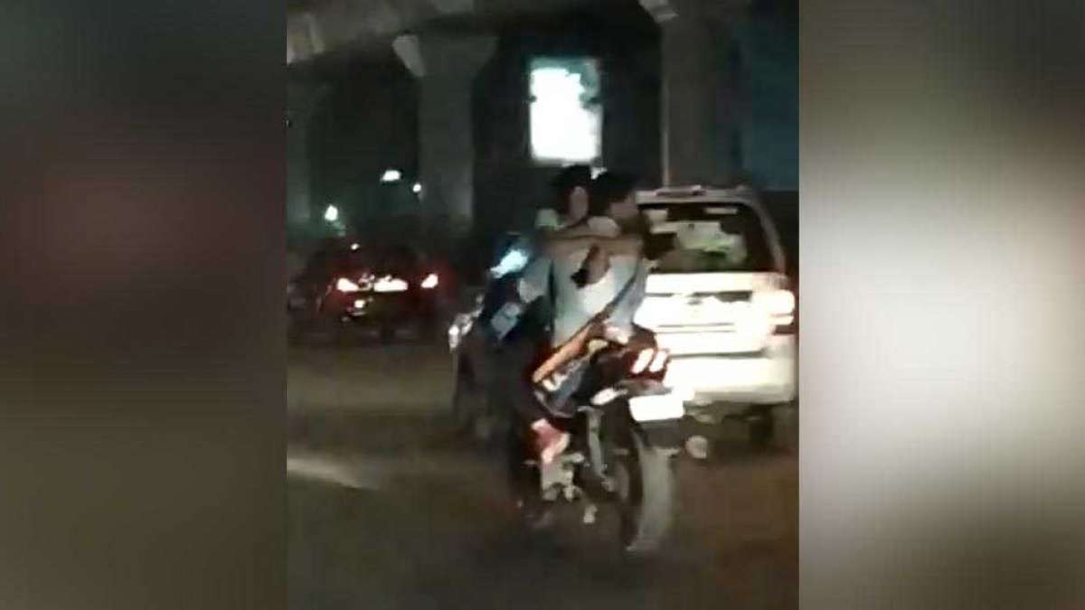 Delhi couple PDA on moving bike in Rajouri Garden, video goes viral Delhi couple PDA on moving bike in Rajouri Garden, video goes viral