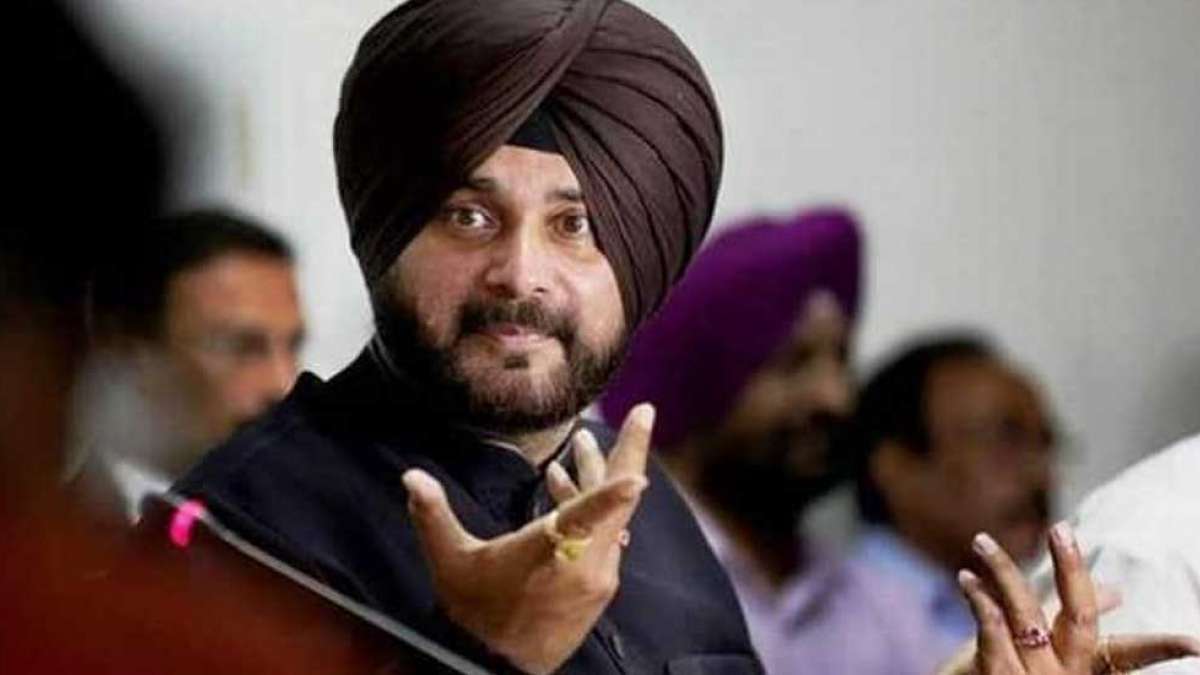 Navjot Singh Sidhu gets EC notice for calling PM a 'traitor' Navjot Singh Sidhu gets EC notice for calling PM a 'traitor'
