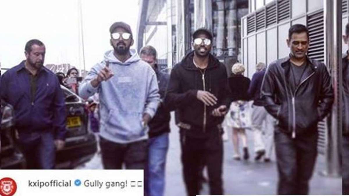 ICC World Cup 2019: MS Dhoni and team roam on UK streets ICC World Cup 2019: MS Dhoni and team roam on UK streets