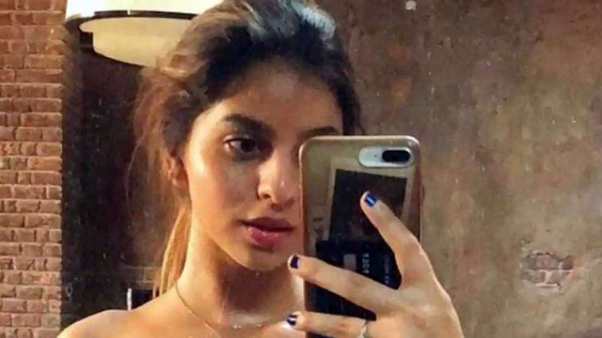 Suhana in strapless black dress mirror selfie is a treat for eyes Suhana in strapless black dress mirror selfie is a treat for eyes