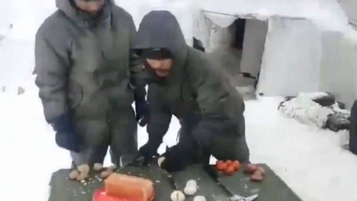 Soldiers break frozen eggs with hammer in Siachen, video goes viral Soldiers break frozen eggs with hammer in Siachen, video goes viral