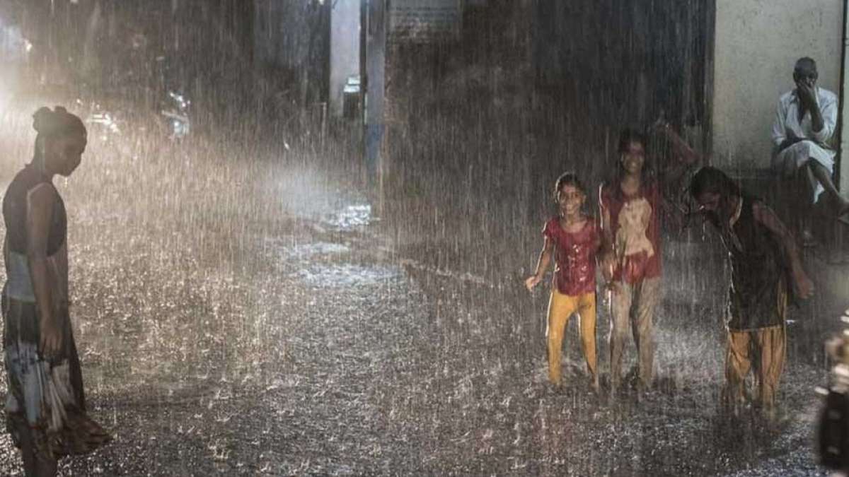 Monsoon reaches Mumbai; 2 kids electrocuted, flights and train services hit Monsoon reaches Mumbai; 2 kids electrocuted, flights and train services hit