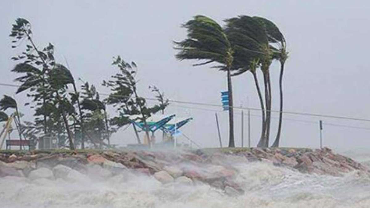 IMD issues red alert for cyclone Vayu, 3 lakh people to be evacuated today IMD issues red alert for cyclone Vayu, 3 lakh people to be evacuated today