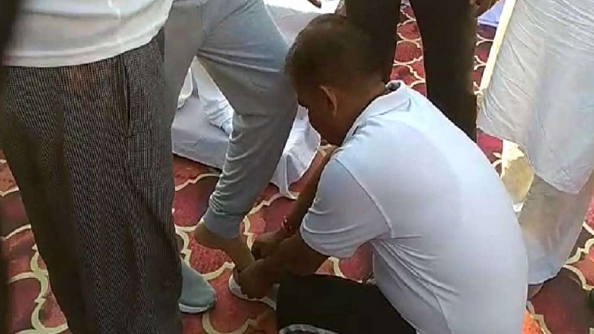 Govt employee ties shoelace of UP minister at Yoga Day event Govt employee ties shoelace of UP minister at Yoga Day event