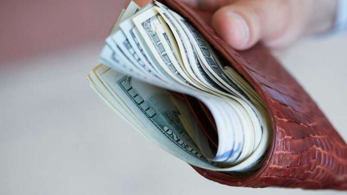 Keeping more money in wallets make it safe: Study Keeping more money in wallets make it safe: Study