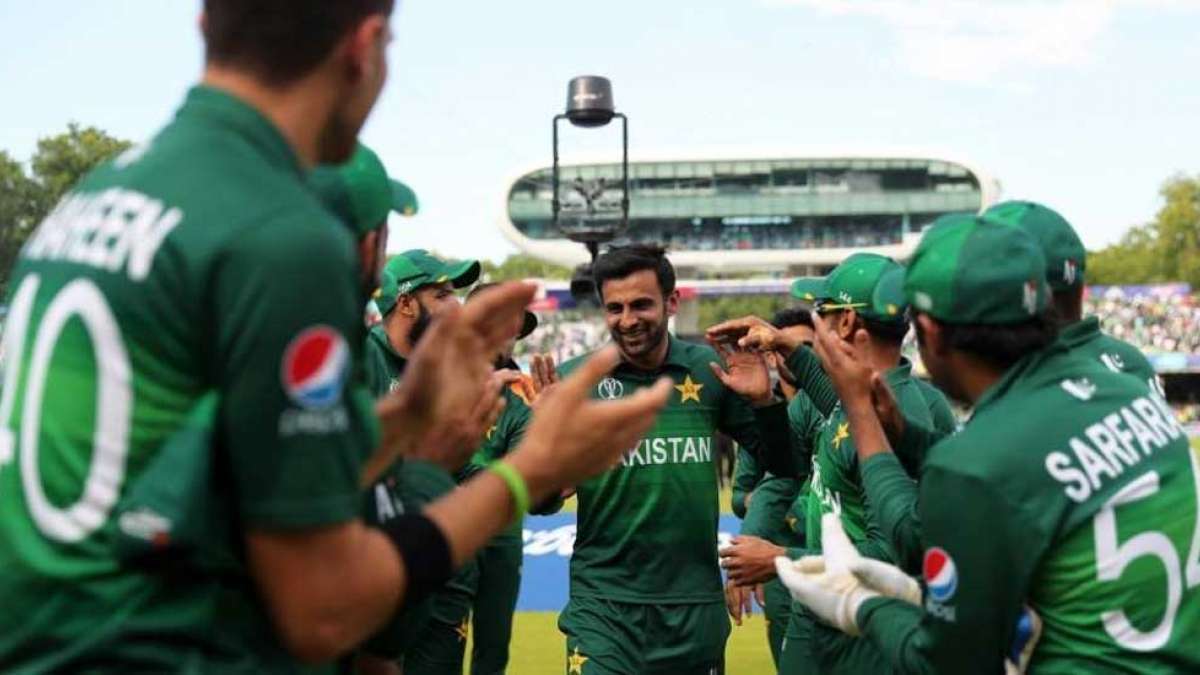 Shoaib Malik given standing ovation as he walked out of the ground for one last time for Pakistan Shoaib Malik given standing ovation as he walked out of the ground for one last time for Pakistan