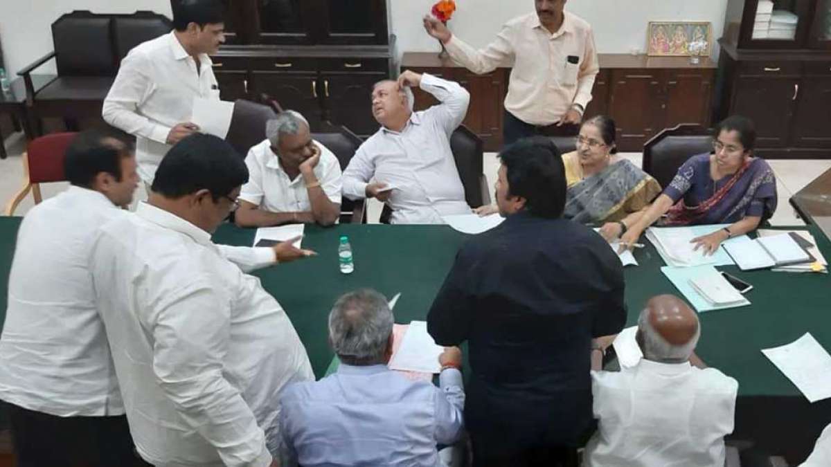 Karnataka: Congress-coalition government on the verge of collapse with 11 new resignations Karnataka: Congress-coalition government on the verge of collapse with 11 new resignations