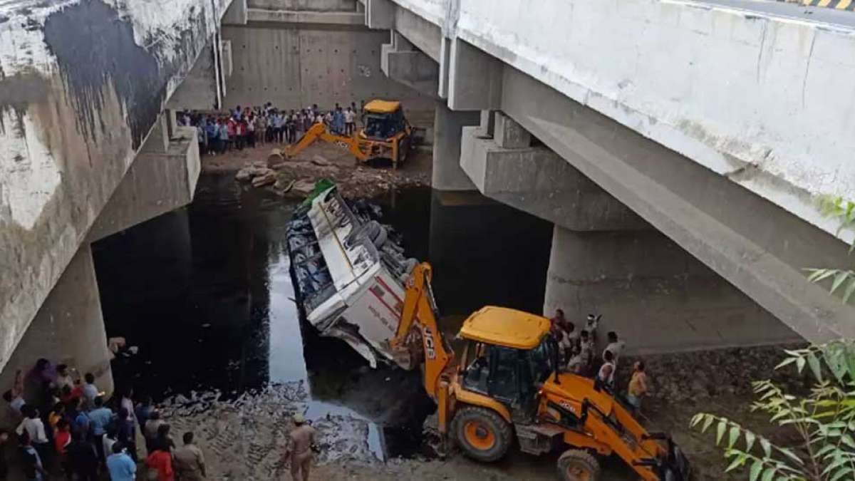 Bus accident on Yamuna Expressway, 29 passengers killed Bus accident on Yamuna Expressway, 29 passengers killed