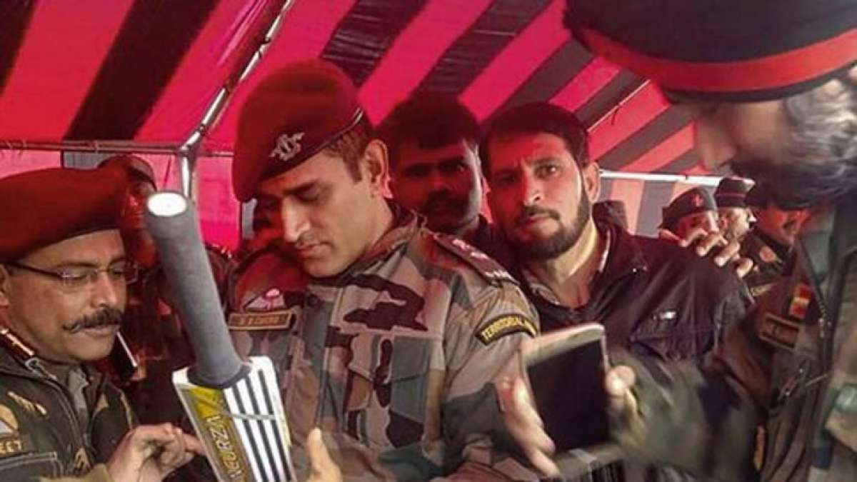MS Dhoni's first picture on Indian Army duty goes viral on internet MS Dhoni's first picture on Indian Army duty goes viral on internet