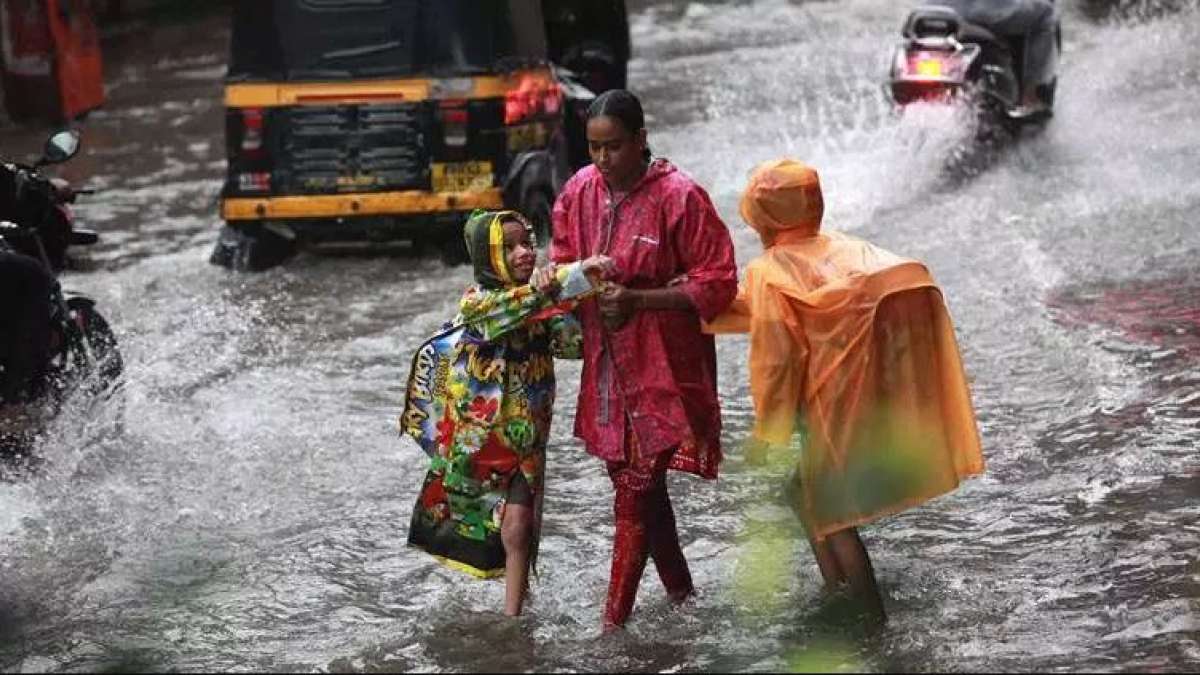 Heavy rainfall to continue in Mumbai: MeT department Heavy rainfall to continue in Mumbai: MeT department