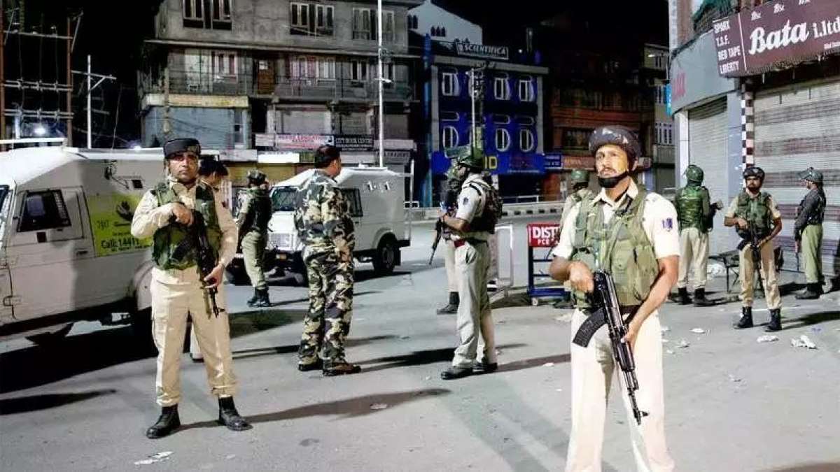 What is happening in Kashmir? Leaders under house arrest, schools shut, internet down What is happening in Kashmir? Leaders under house arrest, schools shut, internet down