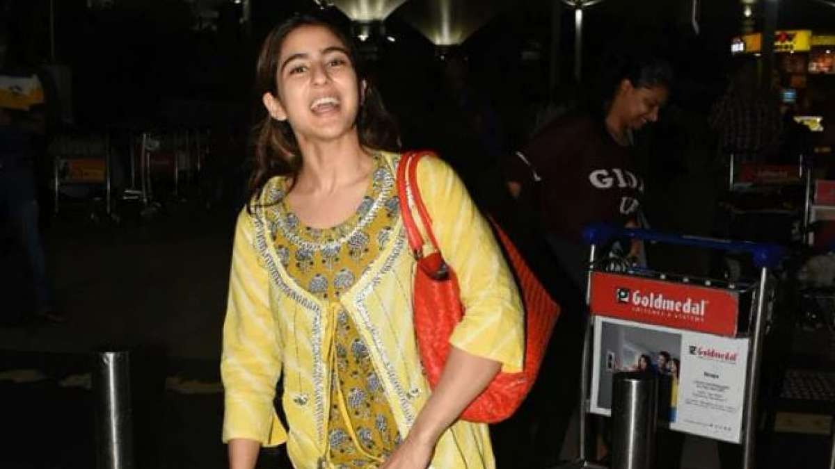 Sara Ali Khan shows how celebrities must behave at the airport: Rishi Kapoor Sara Ali Khan shows how celebrities must behave at the airport: Rishi Kapoor